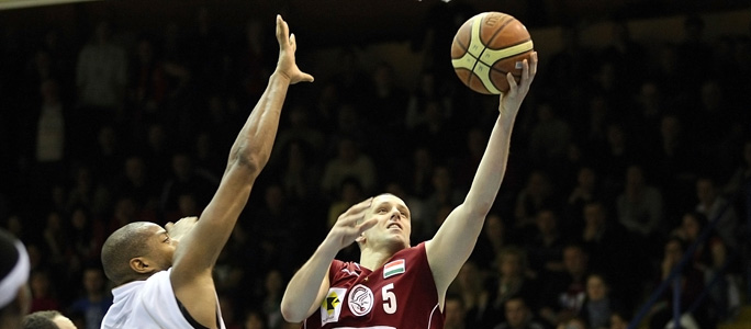 Idegenbeli győzelmével tartja a lépést az Olaj